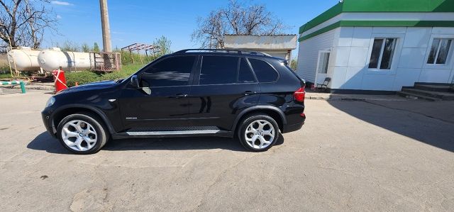 Продам bmw x5 e70 x drive35i 2011год, рестайлинг! 3.0 бензин, twinturbo. 306ls по паспорту, прошит 380 ро факту,170000 пробега, оригинальный полностью обслужен, заменены все ролики, приводной ремень, поддон коробки с фильтром, масла, фильтра, форсунки, тнвд, блок управления багажником,2 ключа, я 2й хозяин, с документами полный порядок, за машиной ухаживали. 2 пары колёс с дисками, лето на докатку, зима новая, шипы!детальнее в лс или по телефону +79490042775 цена 2200000р торг на недостатки! - фотография - 3