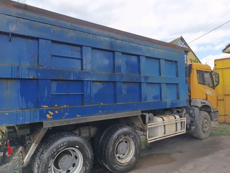 Faw 3252. Автомобиль с салона в одних руках. В отличном техническом состоянии. Есть полный отчет по замене запчастей за последние 2 года. Чулки howo. Все редукторы перебраны. Топливная ни разу не снималась, на заводских пломбах. Автономный отопитель. Свежие пачки рессор. В придачу много новых запчастей. Подробности по телефону. +79493691323 - фотография - 4