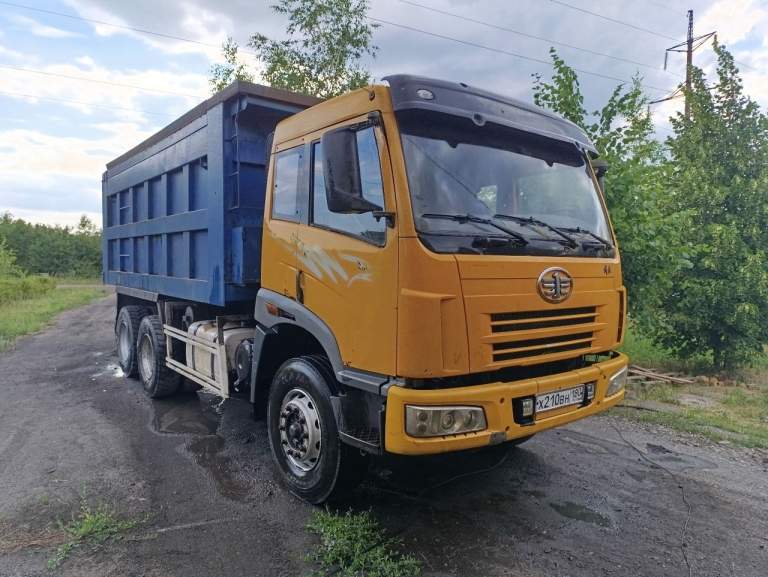 Faw 3252. Автомобиль с салона в одних руках. В отличном техническом состоянии. Есть полный отчет по замене запчастей за последние 2 года. Чулки howo. Все редукторы перебраны. Топливная ни разу не снималась, на заводских пломбах. Автономный отопитель. Свежие пачки рессор. В придачу много новых запчастей. Подробности по телефону. +79493691323 - фотография - 1