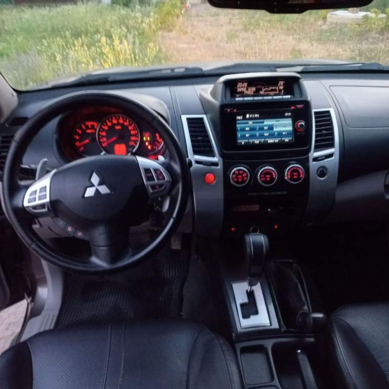 Mitsubishi pajero sport:год:2013. Тип ккп: автоматическая. Пробег:236000. Двигатель 2.5. Максимальная комплектация. Пробег оригинальный. Не битая. Установлена webasto. Цена: 2000000 р. Звонить:+79591359197 - фотография - 10
