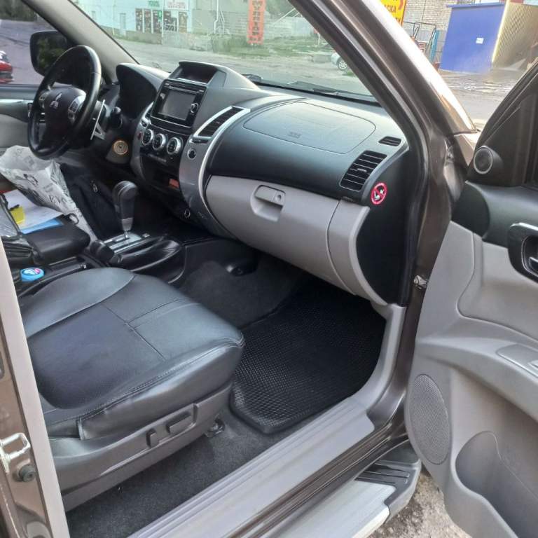 Mitsubishi pajero sport:год:2013. Тип ккп: автоматическая. Пробег:236000. Двигатель 2.5. Максимальная комплектация. Пробег оригинальный. Не битая. Установлена webasto. Цена: 2000000 р. Звонить:+79591359197 - фотография - 6