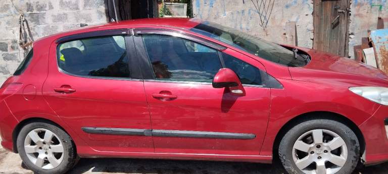 Продам пежо 308 автомат, не гнилая, не битая, ездит каждый день, в комплекте 4 резины на титанах, по ремонту все нормально, уже стоит новая магнитола, номера днр цена приблизительно ( 780 тысяч ) с торгом +79494829652 - фотография - 7