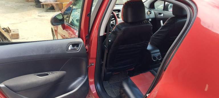 Продам пежо 308 автомат, не гнилая, не битая, ездит каждый день, в комплекте 4 резины на титанах, по ремонту все нормально, уже стоит новая магнитола, номера днр цена приблизительно ( 780 тысяч ) с торгом +79494829652 - фотография - 4