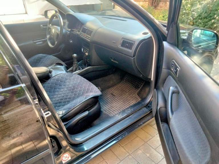 Volkswagen golf 4. 2000 год. 1.4л в отличном состоянии как по кузову (без гнили и рыжиков) так и по ходовой части не гремит не стучит едет мягко, мотор масло не ест коробка переключается мягко, нечего делать не нужно, за машиной бережно ухаживали! Остальное по телефону! 7949-380-97-45 евгений. Цена 450т. Р. - фотография - 2