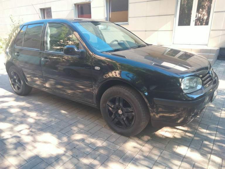 Volkswagen golf 4. 2000 год. 1.4л в отличном состоянии как по кузову (без гнили и рыжиков) так и по ходовой части не гремит не стучит едет мягко, мотор масло не ест коробка переключается мягко, нечего делать не нужно, за машиной бережно ухаживали! Остальное по телефону! 7949-380-97-45 евгений. Цена 450т. Р. - фотография - 10