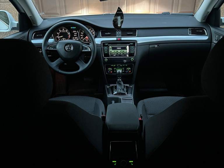 Продам skoda superb рестайлинг, 2015, я владелец, пробег 174 000, объем двигателя 1.8 турбо бензин, коробка передач автомат dsg, комплектация камфорт, новая летняя резина с дисками (зимняя в подарок) мотор коробка ходовая в идеальном состоянии, по электрике абсолютно работает всё, автомобиль находится г. Брянка лнр цена за автомобиль 1350000 руб, остальные вопросы по телефону звоните в любое время отвечу на все ваши вопросы номер +79591155856 - фотография - 5