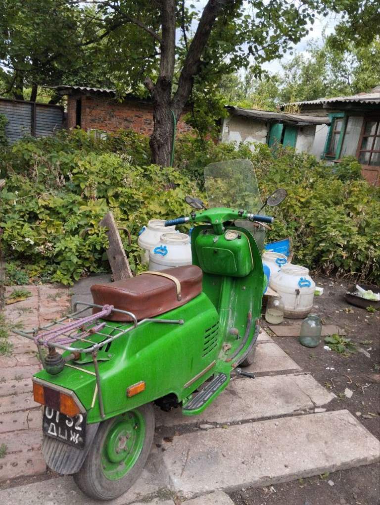 Продам мотороллер вятка электрон 1975г. Техпаспорт имеется, весь укомплектован, не находу, нужно позаниматься карбюратором, цена 15 тыс. Остальные вопросы по телефону +79494281670 - фотография - 3