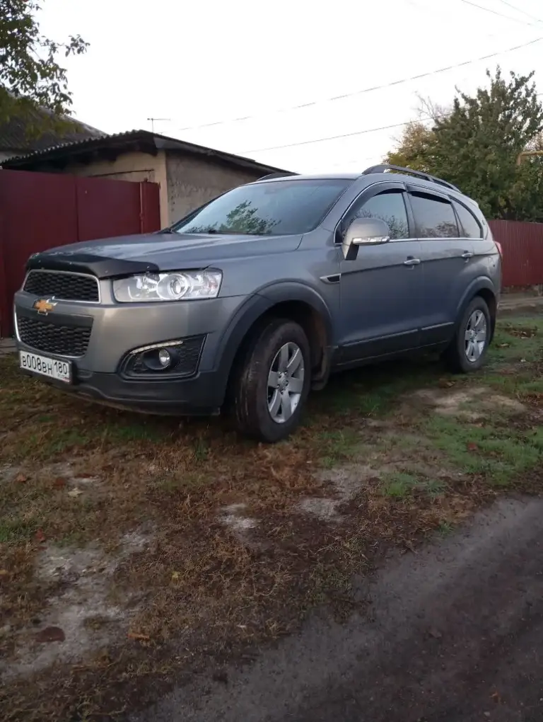Продам кроссовер chevrolet captiva 2014 г. В. Машина в заводском окрасе. 5 мест. 2.4 бензин, я второй владелец, показания одометра 146 т. Км. Классический автомат , подключаемый полный привод. 2 ключа, 2 комплекта резины. Работает абсолютно все. Подогревы всех сидений ( перед, зад. ) полный электро пакет. Цена 1,450 р. +7949 348 04 77 на этом номере макс. Торг при осмотре. Бонусом \полный бак бензина\. Есть еще хендай санта фе 2010 г. В. 2.2 дизель пробег 202 т. Км. - фотография - 1
