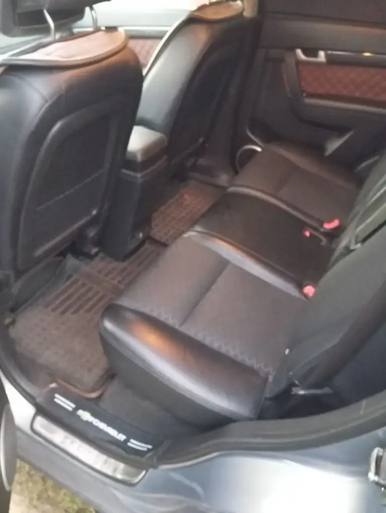 Продам кроссовер chevrolet captiva 2014 г. В. Машина в заводском окрасе. 5 мест. 2.4 бензин, я второй владелец, показания одометра 146 т. Км. Классический автомат , подключаемый полный привод. 2 ключа, 2 комплекта резины. Работает абсолютно все. Подогревы всех сидений ( перед, зад. ) полный электро пакет. Цена 1,450 р. +7949 348 04 77 на этом номере макс. Торг при осмотре. Бонусом \полный бак бензина\. Есть еще хендай санта фе 2010 г. В. 2.2 дизель пробег 202 т. Км. - фотография - 5