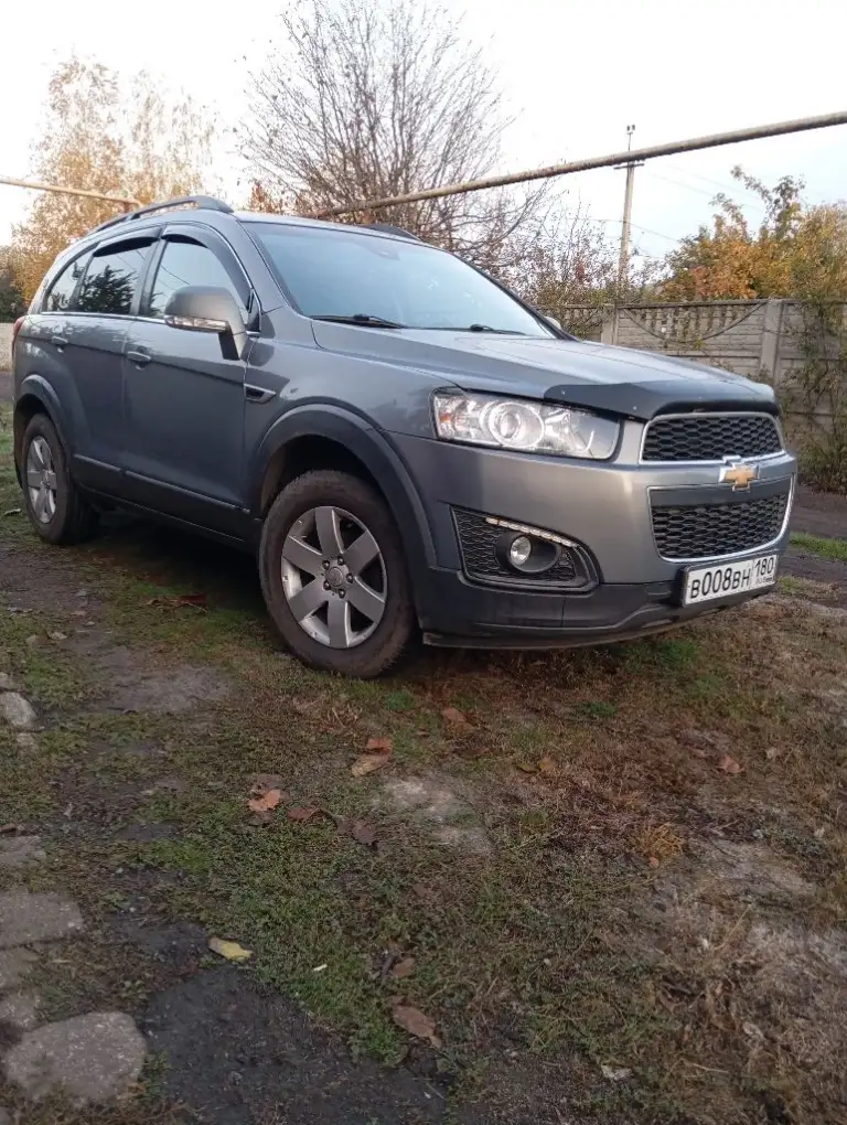 Продам кроссовер chevrolet captiva 2014 г. В. Машина в заводском окрасе. 5 мест. 2.4 бензин, я второй владелец, показания одометра 146 т. Км. Классический автомат , подключаемый полный привод. 2 ключа, 2 комплекта резины. Работает абсолютно все. Подогревы всех сидений ( перед, зад. ) полный электро пакет. Цена 1,450 р. +7949 348 04 77 на этом номере макс. Торг при осмотре. Бонусом \полный бак бензина\. Есть еще хендай санта фе 2010 г. В. 2.2 дизель пробег 202 т. Км. - фотография - 3