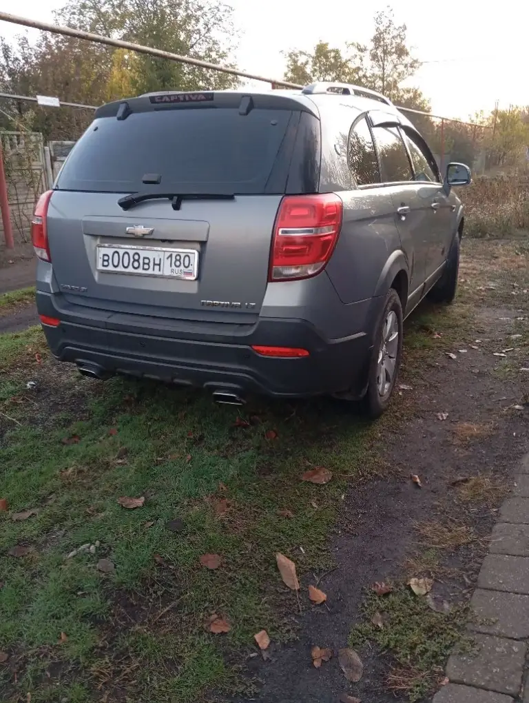 Продам кроссовер chevrolet captiva 2014 г. В. Машина в заводском окрасе. 5 мест. 2.4 бензин, я второй владелец, показания одометра 146 т. Км. Классический автомат , подключаемый полный привод. 2 ключа, 2 комплекта резины. Работает абсолютно все. Подогревы всех сидений ( перед, зад. ) полный электро пакет. Цена 1,450 р. +7949 348 04 77 на этом номере макс. Торг при осмотре. Бонусом \полный бак бензина\. Есть еще хендай санта фе 2010 г. В. 2.2 дизель пробег 202 т. Км. - фотография - 2