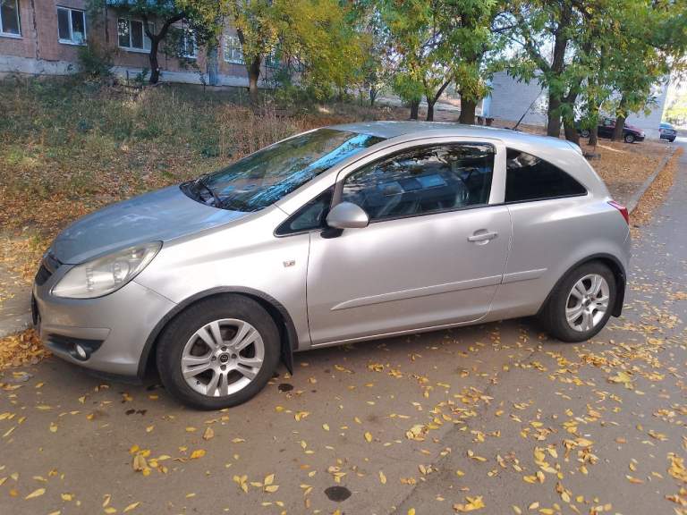 Продам опель корса 1,2. Год выпуска 2007, коробка робот, пробег 123тыс. Км. ( пробег родной, проверяйте любыми приборами). Я хозяин, ездила жена. Всего три владельца за все время эксплуатации, все девушки. На 118 тыс. Км обслуживался блок управления коробкой ( менялись щетки, ломаться больше не чему). На 120 тыс. Км. Перебралась вся передняя ходовая часть. Новые аммортизаторы, отбойники, пружины, стойки стабилизатора, втулки стабилизатора, чаши опорных подшипников, рулевые тяги. Заменено масло в двигателе, два датчика кислорода, датчик давления масла. Антифриз чистый как слеза. Новый аккумулятор, на гарантии 10 месяцев. В техническом плане авто обслужено полностью. Единственное не успел заменить масло в коробке. Робот работает идеально. Авто не новое поэтому по лак окраске есть потертости, сколы, царапины. Не одна деталь не красилась, стекла все родные. Цена 450000 руб. Резина зима и лето проехала по одному сезону. Две последние зимы авто не эксплуатировалось. +79493684849 - фотография - 4