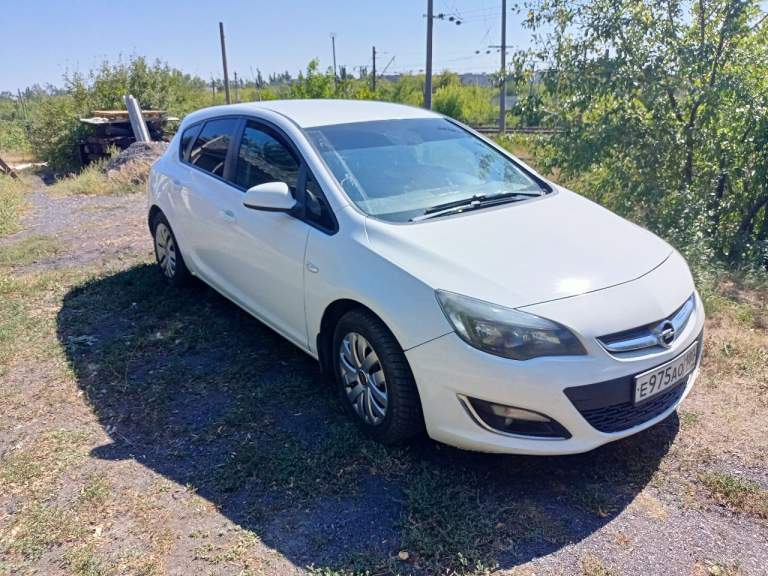 Продам opel astra j, 2013г, 1,6 мех. 5ст. , газ/бенз, норм. Состояние, всё работает, цена 610000 руб. Торг г. Дебальцево, +79493176896,+79490067851 - фотография - 1