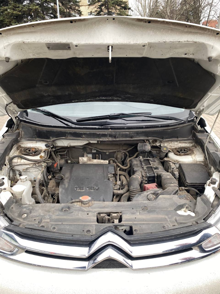 Продам citroen c4 aircross 2012г. В. 1.6 бензин, пробег 180000 км родной.
Машина в хорошем состоянии, не требует вложений. Покупалась новой в автосалоне в донецке, и по сей день в одних руках.
Кузов на фото, гнили и ржавчины нет, по лкп без нюансов, есть окрасы, состояние как на фото.
Машина полностью обслужена, масло фильтры мотора новые, масло кпп новое, новый комплект сцепления, никаких нареканий в работе машины нет, едет прекрасно.
По ходовой всё отлично, всё делалось и менялось вовремя. Посторонних звуков нет.
По электрике все работает, каждая кнопочка, кондиционер рабочий, свет отличный.
Интересный кожаный салон, в идеальном состоянии, ничего не затёрто и не порвано.
Два комплекта новой резины, зима - лето.
Цена 1.300.000 рублей, торг.
По документам любое переоформление!
Авто в донецке
Если остались какие то вопросы - звоните отвечу.
+7 (949) 321-70-61 - фотография - 8