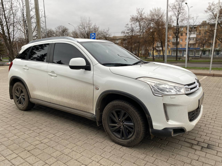Продам citroen c4 aircross 2012г. В. 1.6 бензин, пробег 180000 км родной.
Машина в хорошем состоянии, не требует вложений. Покупалась новой в автосалоне в донецке, и по сей день в одних руках.
Кузов на фото, гнили и ржавчины нет, по лкп без нюансов, есть окрасы, состояние как на фото.
Машина полностью обслужена, масло фильтры мотора новые, масло кпп новое, новый комплект сцепления, никаких нареканий в работе машины нет, едет прекрасно.
По ходовой всё отлично, всё делалось и менялось вовремя. Посторонних звуков нет.
По электрике все работает, каждая кнопочка, кондиционер рабочий, свет отличный.
Интересный кожаный салон, в идеальном состоянии, ничего не затёрто и не порвано.
Два комплекта новой резины, зима - лето.
Цена 1.300.000 рублей, торг.
По документам любое переоформление!
Авто в донецке
Если остались какие то вопросы - звоните отвечу.
+7 (949) 321-70-61 - фотография - 3
