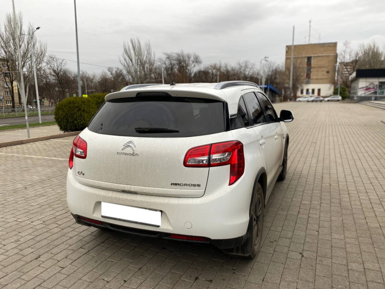 Продам citroen c4 aircross 2012г. В. 1.6 бензин, пробег 180000 км родной.
Машина в хорошем состоянии, не требует вложений. Покупалась новой в автосалоне в донецке, и по сей день в одних руках.
Кузов на фото, гнили и ржавчины нет, по лкп без нюансов, есть окрасы, состояние как на фото.
Машина полностью обслужена, масло фильтры мотора новые, масло кпп новое, новый комплект сцепления, никаких нареканий в работе машины нет, едет прекрасно.
По ходовой всё отлично, всё делалось и менялось вовремя. Посторонних звуков нет.
По электрике все работает, каждая кнопочка, кондиционер рабочий, свет отличный.
Интересный кожаный салон, в идеальном состоянии, ничего не затёрто и не порвано.
Два комплекта новой резины, зима - лето.
Цена 1.300.000 рублей, торг.
По документам любое переоформление!
Авто в донецке
Если остались какие то вопросы - звоните отвечу.
+7 (949) 321-70-61 - фотография - 2