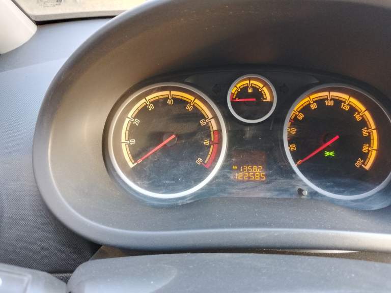 Продам opel corsa 1,2. Год выпуска 2007, коробка робот, пробег 123 тыс. Км. ( пробег родной, проверяйте любыми приборами). Я хозяин, ездила жена. Всего три владельца за все время эксплуатации, все девушки. На 118 тыс. Км обслуживался блок управления коробкой ( менялись щетки, ломаться больше не чему). На 120 тыс. Км. Перебралась вся передняя ходовая часть. Новые аммортизаторы, отбойники, пружины, стойки стабилизатора, втулки стабилизатора, чаши опорных подшипников, рулевые тяги. Заменено масло в двигателе, два датчика кислорода, датчик давления масла. Антифриз чистый как слеза. Новый аккумулятор, на гарантии 10 месяцев. В техническом плане авто обслужено полностью. Единственное не успел заменить масло в коробке. Робот работает идеально. Авто не новое поэтому по лак окраске есть потертости, сколы, царапины. Не одна деталь не красилась, стекла все родные. Цена 450000 руб. , торг. Резина зима и лето проехала по одному сезону. Две последние зимы авто не эксплуатировалось. +79493684849 - фотография - 5