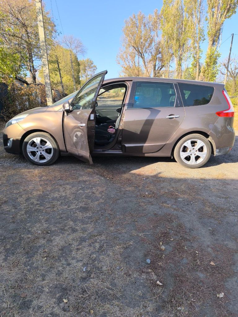 Продам авто в отличном состоянии, renault scenic 2009 год выпуска, объём двигателя 1,4 турбо tce. Коробка механика. Автомобиль на местном учёте, продажа от хозяина !
Вложений никаких не требует, по технической части 5+, салон ухоженный, двигатель и коробка без нареканий
Кузов без рыжиков и гнилья. Осмотр авто г. Торез. Цена 1 000 000 руб. Все вопросы по тел:+7949390-60-74 - фотография - 6