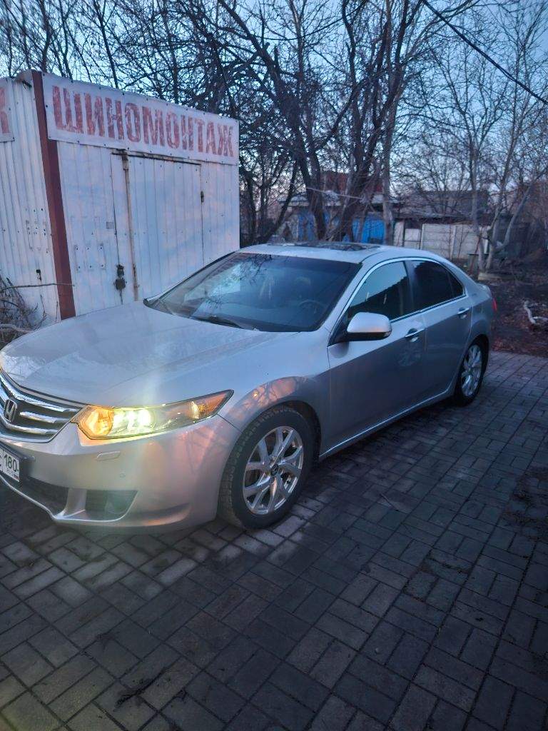 Продам хонду аккорд 2008 года. Пробег 317.000, объем 2.4, комплектация самая максимальная, я собственик, езжу на ней каждый день, расход масла 700 грамм на 3000, если ездить 60- 80 то вобще меньше, походовой, жопа все хорошо, только поменял колодки и стойки стабилизатора. Перед поменял шаровые опоры, и все салейнблоки в передних рычагах. (но когда меняли сказали что нужно было бы заменить и стойки стабилизатора, но это под закрытие сто, и в наличие не было их, нужно поменять, все делал 29 декабря. Тормозные диски отличные, колодки тоже) крашеные моменты конечно есть, но все навесное, проёмы не крашены, все это при покупки видел, знал и меня устроило потому что без криминала. ( багажник, крыша, капот не крашены )
Цена 950.000
+79495078885 - фотография - 1