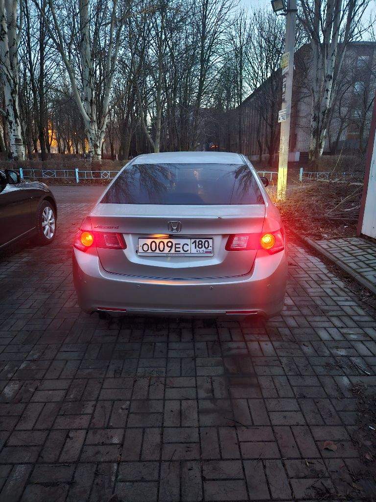 Продам хонду аккорд 2008 года. Пробег 317.000, объем 2.4, комплектация самая максимальная, я собственик, езжу на ней каждый день, расход масла 700 грамм на 3000, если ездить 60- 80 то вобще меньше, походовой, жопа все хорошо, только поменял колодки и стойки стабилизатора. Перед поменял шаровые опоры, и все салейнблоки в передних рычагах. (но когда меняли сказали что нужно было бы заменить и стойки стабилизатора, но это под закрытие сто, и в наличие не было их, нужно поменять, все делал 29 декабря. Тормозные диски отличные, колодки тоже) крашеные моменты конечно есть, но все навесное, проёмы не крашены, все это при покупки видел, знал и меня устроило потому что без криминала. ( багажник, крыша, капот не крашены )
Цена 950.000
+79495078885 - фотография - 3