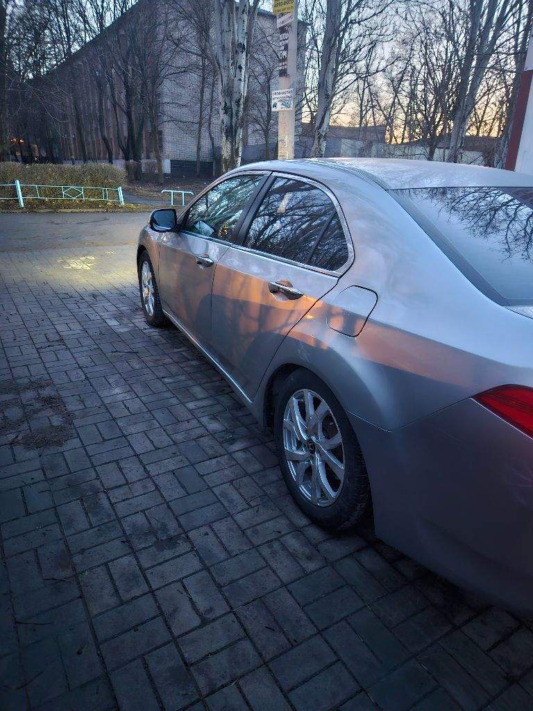 Продам хонду аккорд 2008 года. Пробег 317.000, объем 2.4, комплектация самая максимальная, я собственик, езжу на ней каждый день, расход масла 700 грамм на 3000, если ездить 60- 80 то вобще меньше, походовой, жопа все хорошо, только поменял колодки и стойки стабилизатора. Перед поменял шаровые опоры, и все салейнблоки в передних рычагах. (но когда меняли сказали что нужно было бы заменить и стойки стабилизатора, но это под закрытие сто, и в наличие не было их, нужно поменять, все делал 29 декабря. Тормозные диски отличные, колодки тоже) крашеные моменты конечно есть, но все навесное, проёмы не крашены, все это при покупки видел, знал и меня устроило потому что без криминала. ( багажник, крыша, капот не крашены )
Цена 950.000
+79495078885 - фотография - 2