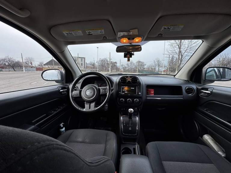 Продам jeep compass 2013 года выпуска, 2.4 литра, 170 л. С.
Автомобиль пригнан с америки в 2017 году. Комплектация latitude на постоянном 4wd полном приводе, круиз-контролем, сенсорной магнитолой и возможностью подключения телефона по блютуз, износостойкий тряпичный салон с подогревом передних сидений, есть подогрев и электропривод зеркал, а также докатка. Двигатель миллионник с чугунным блоком цилиндров, неубиваемым вариатором и подвеской от mitsubishi outlander. Установлено гбо!!! Машина полностью в технически исправном состоянии, мотор работает ровно, коробка переключает плавно, никаких ошибок на приборной панели нет. То провожу раз в 8000 км. Есть небольшие точечные повреждения кузова от осколков, никакие другие детали не задеты, на фото все видно.
Автомобиль оформлен на жену. Пробег 157 000 миль (253 000 км): 60% трасса, 40% город
Город: донецк, горловка
Цена: 980 000 рублей (торг)
+7 (949) 334-83-93 - Валерий - фотография - 6