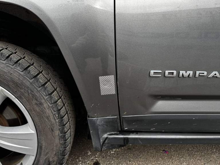 Продам jeep compass 2013 года выпуска, 2.4 литра, 170 л. С.
Автомобиль пригнан с америки в 2017 году. Комплектация latitude на постоянном 4wd полном приводе, круиз-контролем, сенсорной магнитолой и возможностью подключения телефона по блютуз, износостойкий тряпичный салон с подогревом передних сидений, есть подогрев и электропривод зеркал, а также докатка. Двигатель миллионник с чугунным блоком цилиндров, неубиваемым вариатором и подвеской от mitsubishi outlander. Установлено гбо!!! Машина полностью в технически исправном состоянии, мотор работает ровно, коробка переключает плавно, никаких ошибок на приборной панели нет. То провожу раз в 8000 км. Есть небольшие точечные повреждения кузова от осколков, никакие другие детали не задеты, на фото все видно.
Автомобиль оформлен на жену. Пробег 157 000 миль (253 000 км): 60% трасса, 40% город
Город: донецк, горловка
Цена: 980 000 рублей (торг)
+7 (949) 334-83-93 - Валерий - фотография - 12