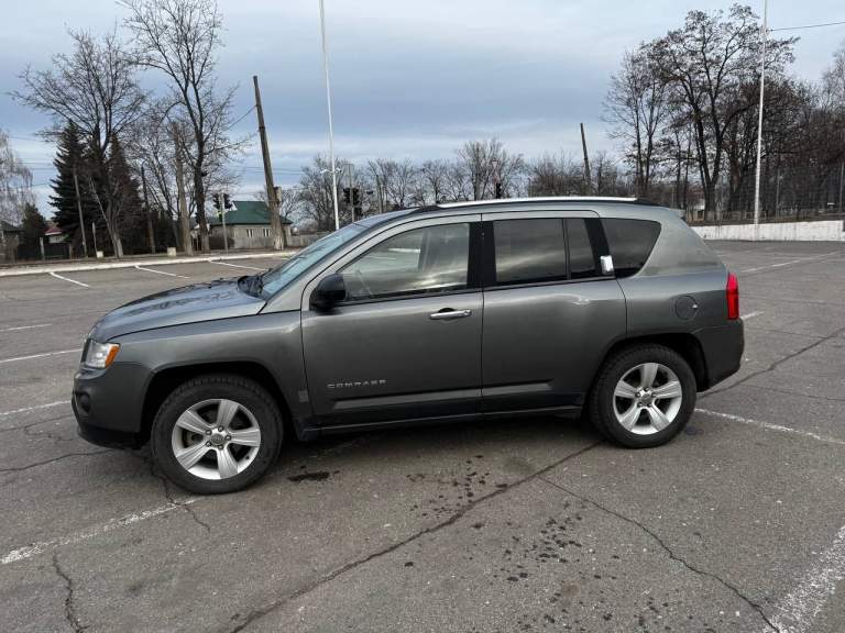 Продам jeep compass 2013 года выпуска, 2.4 литра, 170 л. С.
Автомобиль пригнан с америки в 2017 году. Комплектация latitude на постоянном 4wd полном приводе, круиз-контролем, сенсорной магнитолой и возможностью подключения телефона по блютуз, износостойкий тряпичный салон с подогревом передних сидений, есть подогрев и электропривод зеркал, а также докатка. Двигатель миллионник с чугунным блоком цилиндров, неубиваемым вариатором и подвеской от mitsubishi outlander. Установлено гбо!!! Машина полностью в технически исправном состоянии, мотор работает ровно, коробка переключает плавно, никаких ошибок на приборной панели нет. То провожу раз в 8000 км. Есть небольшие точечные повреждения кузова от осколков, никакие другие детали не задеты, на фото все видно.
Автомобиль оформлен на жену. Пробег 157 000 миль (253 000 км): 60% трасса, 40% город
Город: донецк, горловка
Цена: 980 000 рублей (торг)
+7 (949) 334-83-93 - Валерий - фотография - 3