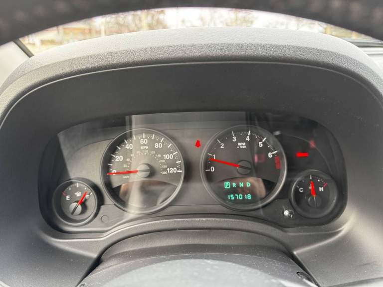 Продам jeep compass 2013 года выпуска, 2.4 литра, 170 л. С.
Автомобиль пригнан с америки в 2017 году. Комплектация latitude на постоянном 4wd полном приводе, круиз-контролем, сенсорной магнитолой и возможностью подключения телефона по блютуз, износостойкий тряпичный салон с подогревом передних сидений, есть подогрев и электропривод зеркал, а также докатка. Двигатель миллионник с чугунным блоком цилиндров, неубиваемым вариатором и подвеской от mitsubishi outlander. Установлено гбо!!! Машина полностью в технически исправном состоянии, мотор работает ровно, коробка переключает плавно, никаких ошибок на приборной панели нет. То провожу раз в 8000 км. Есть небольшие точечные повреждения кузова от осколков, никакие другие детали не задеты, на фото все видно.
Автомобиль оформлен на жену. Пробег 157 000 миль (253 000 км): 60% трасса, 40% город
Город: донецк, горловка
Цена: 980 000 рублей (торг)
+7 (949) 334-83-93 - Валерий - фотография - 8
