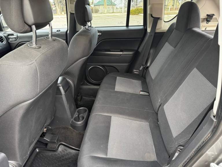 Продам jeep compass 2013 года выпуска, 2.4 литра, 170 л. С.
Автомобиль пригнан с америки в 2017 году. Комплектация latitude на постоянном 4wd полном приводе, круиз-контролем, сенсорной магнитолой и возможностью подключения телефона по блютуз, износостойкий тряпичный салон с подогревом передних сидений, есть подогрев и электропривод зеркал, а также докатка. Двигатель миллионник с чугунным блоком цилиндров, неубиваемым вариатором и подвеской от mitsubishi outlander. Установлено гбо!!! Машина полностью в технически исправном состоянии, мотор работает ровно, коробка переключает плавно, никаких ошибок на приборной панели нет. То провожу раз в 8000 км. Есть небольшие точечные повреждения кузова от осколков, никакие другие детали не задеты, на фото все видно.
Автомобиль оформлен на жену. Пробег 157 000 миль (253 000 км): 60% трасса, 40% город
Город: донецк, горловка
Цена: 980 000 рублей (торг)
+7 (949) 334-83-93 - Валерий - фотография - 7