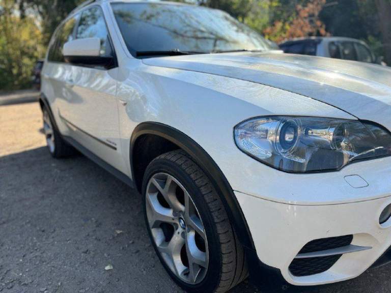 Продам bmw x5 2010 год, 3.0(306 л. С) бензин. Поколение ii (e70) рестайлинг.
Машина в идеальном состоянии, с одним крашеным элементом, как новая. Комплектация - автоматический доводчик дверей, память сидений, сидение ломайки, большой монитор, черный потолок, паркетники, bi led модули ( свет шикарный ).

Пробег 225 т

Цена 2350000 торг будет с реальным покупателем возле автомобиля.
Г. Луганск + 7 959 101 7770 все вопросы интересующие по телефону.

Передние шины 255/55 r18, задние шины 255/55 r18, нагнетатель турбина, объем 3.0 л, мощность 306 л. С. , расход 10,1 л, трансмиссия акпп, привод полный (4wd), кол-во мест 5 мест, клиренс 222 мм, объем багажника 620 л.

Имеется информационно-развлекательная система idrive с 6,5-дюймовым дисплеем или 8,8-дюймовым (в сочетании с навигационной системой professional). Предлагаемые опции добавляют электропривод и подогрев, а также вентиляцию передних сидений, подогрев рулевого колеса, 4-зонный автоматический кондиционер, панорамную стеклянную крышу, электропривод крышки багажного отделения и автоматический доводчик дверей. Предусмотрены cd-чейнджер и usb интерфейс, задняя развлекательная система и тюнер для приема аналогового и цифрового телевидения.

Объем багажника — 620 литров, сложенные задние сиденья (40:60) образуют ровную площадку с объемом до 1750 литров. Опционально для bmw x5 доступен третий ряд сидений, спрятанный в пол. Но даже с наличием семи мест, сзади остается около 200 литров грузового пространства.

Имеется система камер бокового обзора, активный круиз-контроль с функцией stop & go. Новые технологии включают также предупреждение о выходе из полосы движения, которая обнаруживает отклонения от курса на скорости не менее 70 км/ч. Доступны также ассистент управления дальним светом и адаптивные фары с освещением поворотов, регулируемым распределение света и адаптивным корректором.

Отлично настроенная подвеска и управляемость, мощный двигатель, люксовое оснащение

Своевременное обслуживание. Непрокуренный салон. Куплена не в кредит. Не участвовала в дтп. - фотография - 2