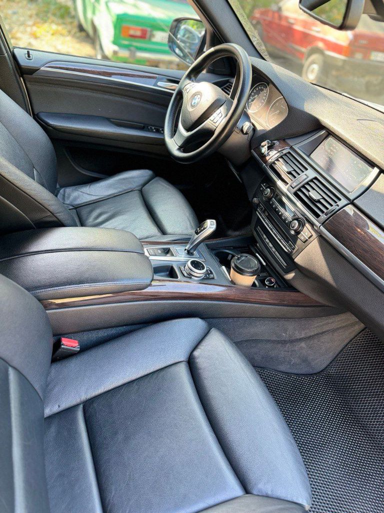 Продам bmw x5 2010 год, 3.0(306 л. С) бензин. Поколение ii (e70) рестайлинг.
Машина в идеальном состоянии, с одним крашеным элементом, как новая. Комплектация - автоматический доводчик дверей, память сидений, сидение ломайки, большой монитор, черный потолок, паркетники, bi led модули ( свет шикарный ).

Пробег 225 т

Цена 2350000 торг будет с реальным покупателем возле автомобиля.
Г. Луганск + 7 959 101 7770 все вопросы интересующие по телефону.

Передние шины 255/55 r18, задние шины 255/55 r18, нагнетатель турбина, объем 3.0 л, мощность 306 л. С. , расход 10,1 л, трансмиссия акпп, привод полный (4wd), кол-во мест 5 мест, клиренс 222 мм, объем багажника 620 л.

Имеется информационно-развлекательная система idrive с 6,5-дюймовым дисплеем или 8,8-дюймовым (в сочетании с навигационной системой professional). Предлагаемые опции добавляют электропривод и подогрев, а также вентиляцию передних сидений, подогрев рулевого колеса, 4-зонный автоматический кондиционер, панорамную стеклянную крышу, электропривод крышки багажного отделения и автоматический доводчик дверей. Предусмотрены cd-чейнджер и usb интерфейс, задняя развлекательная система и тюнер для приема аналогового и цифрового телевидения.

Объем багажника — 620 литров, сложенные задние сиденья (40:60) образуют ровную площадку с объемом до 1750 литров. Опционально для bmw x5 доступен третий ряд сидений, спрятанный в пол. Но даже с наличием семи мест, сзади остается около 200 литров грузового пространства.

Имеется система камер бокового обзора, активный круиз-контроль с функцией stop & go. Новые технологии включают также предупреждение о выходе из полосы движения, которая обнаруживает отклонения от курса на скорости не менее 70 км/ч. Доступны также ассистент управления дальним светом и адаптивные фары с освещением поворотов, регулируемым распределение света и адаптивным корректором.

Отлично настроенная подвеска и управляемость, мощный двигатель, люксовое оснащение

Своевременное обслуживание. Непрокуренный салон. Куплена не в кредит. Не участвовала в дтп. - фотография - 3