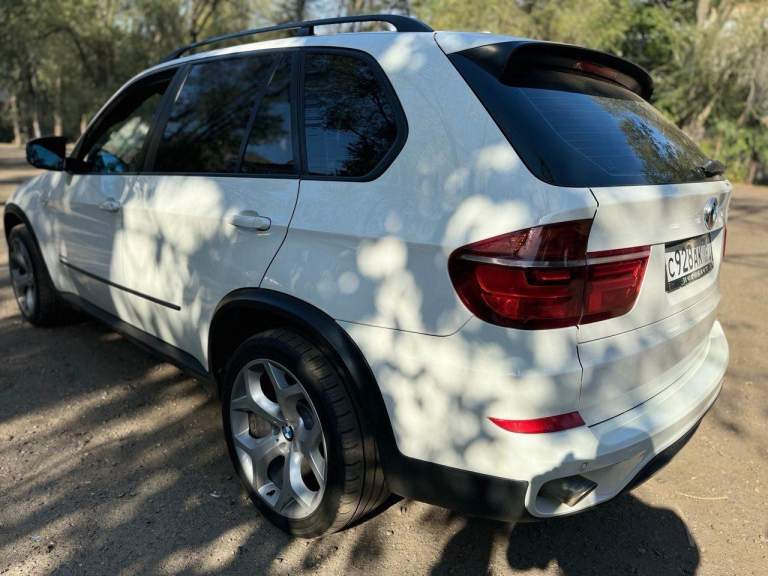 Продам bmw x5 2010 год, 3.0(306 л. С) бензин. Поколение ii (e70) рестайлинг.
Машина в идеальном состоянии, с одним крашеным элементом, как новая. Комплектация - автоматический доводчик дверей, память сидений, сидение ломайки, большой монитор, черный потолок, паркетники, bi led модули ( свет шикарный ).

Пробег 225 т

Цена 2350000 торг будет с реальным покупателем возле автомобиля.
Г. Луганск + 7 959 101 7770 все вопросы интересующие по телефону.

Передние шины 255/55 r18, задние шины 255/55 r18, нагнетатель турбина, объем 3.0 л, мощность 306 л. С. , расход 10,1 л, трансмиссия акпп, привод полный (4wd), кол-во мест 5 мест, клиренс 222 мм, объем багажника 620 л.

Имеется информационно-развлекательная система idrive с 6,5-дюймовым дисплеем или 8,8-дюймовым (в сочетании с навигационной системой professional). Предлагаемые опции добавляют электропривод и подогрев, а также вентиляцию передних сидений, подогрев рулевого колеса, 4-зонный автоматический кондиционер, панорамную стеклянную крышу, электропривод крышки багажного отделения и автоматический доводчик дверей. Предусмотрены cd-чейнджер и usb интерфейс, задняя развлекательная система и тюнер для приема аналогового и цифрового телевидения.

Объем багажника — 620 литров, сложенные задние сиденья (40:60) образуют ровную площадку с объемом до 1750 литров. Опционально для bmw x5 доступен третий ряд сидений, спрятанный в пол. Но даже с наличием семи мест, сзади остается около 200 литров грузового пространства.

Имеется система камер бокового обзора, активный круиз-контроль с функцией stop & go. Новые технологии включают также предупреждение о выходе из полосы движения, которая обнаруживает отклонения от курса на скорости не менее 70 км/ч. Доступны также ассистент управления дальним светом и адаптивные фары с освещением поворотов, регулируемым распределение света и адаптивным корректором.

Отлично настроенная подвеска и управляемость, мощный двигатель, люксовое оснащение

Своевременное обслуживание. Непрокуренный салон. Куплена не в кредит. Не участвовала в дтп. - фотография - 7