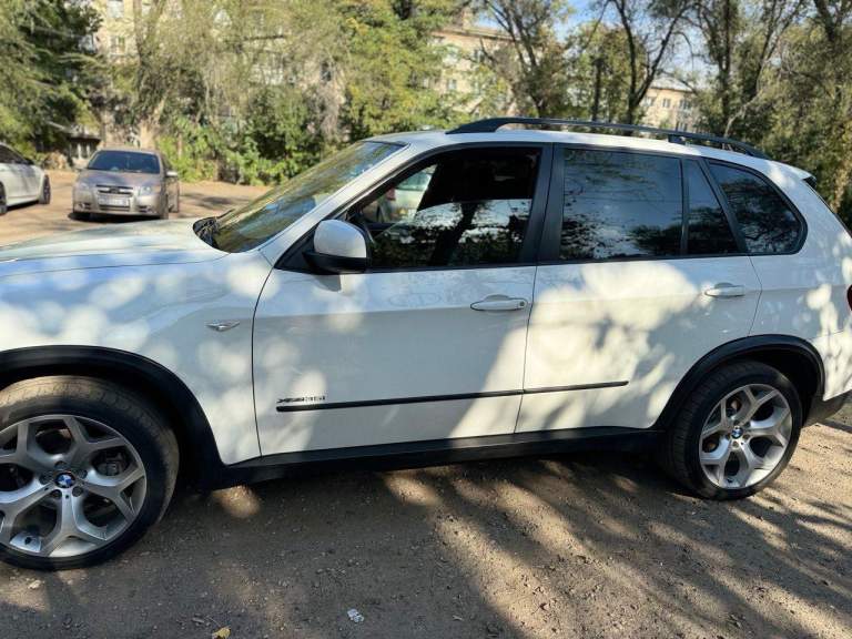 Продам bmw x5 2010 год, 3.0(306 л. С) бензин. Поколение ii (e70) рестайлинг.
Машина в идеальном состоянии, с одним крашеным элементом, как новая. Комплектация - автоматический доводчик дверей, память сидений, сидение ломайки, большой монитор, черный потолок, паркетники, bi led модули ( свет шикарный ).

Пробег 225 т

Цена 2350000 торг будет с реальным покупателем возле автомобиля.
Г. Луганск + 7 959 101 7770 все вопросы интересующие по телефону.

Передние шины 255/55 r18, задние шины 255/55 r18, нагнетатель турбина, объем 3.0 л, мощность 306 л. С. , расход 10,1 л, трансмиссия акпп, привод полный (4wd), кол-во мест 5 мест, клиренс 222 мм, объем багажника 620 л.

Имеется информационно-развлекательная система idrive с 6,5-дюймовым дисплеем или 8,8-дюймовым (в сочетании с навигационной системой professional). Предлагаемые опции добавляют электропривод и подогрев, а также вентиляцию передних сидений, подогрев рулевого колеса, 4-зонный автоматический кондиционер, панорамную стеклянную крышу, электропривод крышки багажного отделения и автоматический доводчик дверей. Предусмотрены cd-чейнджер и usb интерфейс, задняя развлекательная система и тюнер для приема аналогового и цифрового телевидения.

Объем багажника — 620 литров, сложенные задние сиденья (40:60) образуют ровную площадку с объемом до 1750 литров. Опционально для bmw x5 доступен третий ряд сидений, спрятанный в пол. Но даже с наличием семи мест, сзади остается около 200 литров грузового пространства.

Имеется система камер бокового обзора, активный круиз-контроль с функцией stop & go. Новые технологии включают также предупреждение о выходе из полосы движения, которая обнаруживает отклонения от курса на скорости не менее 70 км/ч. Доступны также ассистент управления дальним светом и адаптивные фары с освещением поворотов, регулируемым распределение света и адаптивным корректором.

Отлично настроенная подвеска и управляемость, мощный двигатель, люксовое оснащение

Своевременное обслуживание. Непрокуренный салон. Куплена не в кредит. Не участвовала в дтп. - фотография - 8