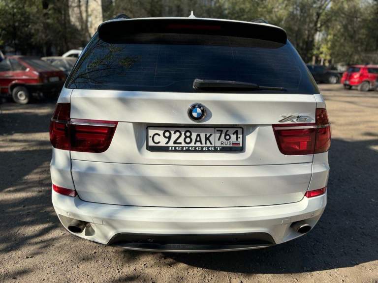 Продам bmw x5 2010 год, 3.0(306 л. С) бензин. Поколение ii (e70) рестайлинг.
Машина в идеальном состоянии, с одним крашеным элементом, как новая. Комплектация - автоматический доводчик дверей, память сидений, сидение ломайки, большой монитор, черный потолок, паркетники, bi led модули ( свет шикарный ).

Пробег 225 т

Цена 2350000 торг будет с реальным покупателем возле автомобиля.
Г. Луганск + 7 959 101 7770 все вопросы интересующие по телефону.

Передние шины 255/55 r18, задние шины 255/55 r18, нагнетатель турбина, объем 3.0 л, мощность 306 л. С. , расход 10,1 л, трансмиссия акпп, привод полный (4wd), кол-во мест 5 мест, клиренс 222 мм, объем багажника 620 л.

Имеется информационно-развлекательная система idrive с 6,5-дюймовым дисплеем или 8,8-дюймовым (в сочетании с навигационной системой professional). Предлагаемые опции добавляют электропривод и подогрев, а также вентиляцию передних сидений, подогрев рулевого колеса, 4-зонный автоматический кондиционер, панорамную стеклянную крышу, электропривод крышки багажного отделения и автоматический доводчик дверей. Предусмотрены cd-чейнджер и usb интерфейс, задняя развлекательная система и тюнер для приема аналогового и цифрового телевидения.

Объем багажника — 620 литров, сложенные задние сиденья (40:60) образуют ровную площадку с объемом до 1750 литров. Опционально для bmw x5 доступен третий ряд сидений, спрятанный в пол. Но даже с наличием семи мест, сзади остается около 200 литров грузового пространства.

Имеется система камер бокового обзора, активный круиз-контроль с функцией stop & go. Новые технологии включают также предупреждение о выходе из полосы движения, которая обнаруживает отклонения от курса на скорости не менее 70 км/ч. Доступны также ассистент управления дальним светом и адаптивные фары с освещением поворотов, регулируемым распределение света и адаптивным корректором.

Отлично настроенная подвеска и управляемость, мощный двигатель, люксовое оснащение

Своевременное обслуживание. Непрокуренный салон. Куплена не в кредит. Не участвовала в дтп. - фотография - 5