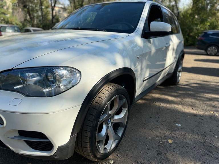 Продам bmw x5 2010 год, 3.0(306 л. С) бензин. Поколение ii (e70) рестайлинг.
Машина в идеальном состоянии, с одним крашеным элементом, как новая. Комплектация - автоматический доводчик дверей, память сидений, сидение ломайки, большой монитор, черный потолок, паркетники, bi led модули ( свет шикарный ).

Пробег 225 т

Цена 2350000 торг будет с реальным покупателем возле автомобиля.
Г. Луганск + 7 959 101 7770 все вопросы интересующие по телефону.

Передние шины 255/55 r18, задние шины 255/55 r18, нагнетатель турбина, объем 3.0 л, мощность 306 л. С. , расход 10,1 л, трансмиссия акпп, привод полный (4wd), кол-во мест 5 мест, клиренс 222 мм, объем багажника 620 л.

Имеется информационно-развлекательная система idrive с 6,5-дюймовым дисплеем или 8,8-дюймовым (в сочетании с навигационной системой professional). Предлагаемые опции добавляют электропривод и подогрев, а также вентиляцию передних сидений, подогрев рулевого колеса, 4-зонный автоматический кондиционер, панорамную стеклянную крышу, электропривод крышки багажного отделения и автоматический доводчик дверей. Предусмотрены cd-чейнджер и usb интерфейс, задняя развлекательная система и тюнер для приема аналогового и цифрового телевидения.

Объем багажника — 620 литров, сложенные задние сиденья (40:60) образуют ровную площадку с объемом до 1750 литров. Опционально для bmw x5 доступен третий ряд сидений, спрятанный в пол. Но даже с наличием семи мест, сзади остается около 200 литров грузового пространства.

Имеется система камер бокового обзора, активный круиз-контроль с функцией stop & go. Новые технологии включают также предупреждение о выходе из полосы движения, которая обнаруживает отклонения от курса на скорости не менее 70 км/ч. Доступны также ассистент управления дальним светом и адаптивные фары с освещением поворотов, регулируемым распределение света и адаптивным корректором.

Отлично настроенная подвеска и управляемость, мощный двигатель, люксовое оснащение

Своевременное обслуживание. Непрокуренный салон. Куплена не в кредит. Не участвовала в дтп. - фотография - 6