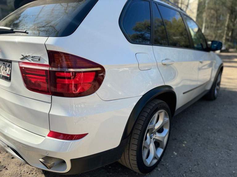 Продам bmw x5 2010 год, 3.0(306 л. С) бензин. Поколение ii (e70) рестайлинг.
Машина в идеальном состоянии, с одним крашеным элементом, как новая. Комплектация - автоматический доводчик дверей, память сидений, сидение ломайки, большой монитор, черный потолок, паркетники, bi led модули ( свет шикарный ).

Пробег 225 т

Цена 2350000 торг будет с реальным покупателем возле автомобиля.
Г. Луганск + 7 959 101 7770 все вопросы интересующие по телефону.

Передние шины 255/55 r18, задние шины 255/55 r18, нагнетатель турбина, объем 3.0 л, мощность 306 л. С. , расход 10,1 л, трансмиссия акпп, привод полный (4wd), кол-во мест 5 мест, клиренс 222 мм, объем багажника 620 л.

Имеется информационно-развлекательная система idrive с 6,5-дюймовым дисплеем или 8,8-дюймовым (в сочетании с навигационной системой professional). Предлагаемые опции добавляют электропривод и подогрев, а также вентиляцию передних сидений, подогрев рулевого колеса, 4-зонный автоматический кондиционер, панорамную стеклянную крышу, электропривод крышки багажного отделения и автоматический доводчик дверей. Предусмотрены cd-чейнджер и usb интерфейс, задняя развлекательная система и тюнер для приема аналогового и цифрового телевидения.

Объем багажника — 620 литров, сложенные задние сиденья (40:60) образуют ровную площадку с объемом до 1750 литров. Опционально для bmw x5 доступен третий ряд сидений, спрятанный в пол. Но даже с наличием семи мест, сзади остается около 200 литров грузового пространства.

Имеется система камер бокового обзора, активный круиз-контроль с функцией stop & go. Новые технологии включают также предупреждение о выходе из полосы движения, которая обнаруживает отклонения от курса на скорости не менее 70 км/ч. Доступны также ассистент управления дальним светом и адаптивные фары с освещением поворотов, регулируемым распределение света и адаптивным корректором.

Отлично настроенная подвеска и управляемость, мощный двигатель, люксовое оснащение

Своевременное обслуживание. Непрокуренный салон. Куплена не в кредит. Не участвовала в дтп. - фотография - 9