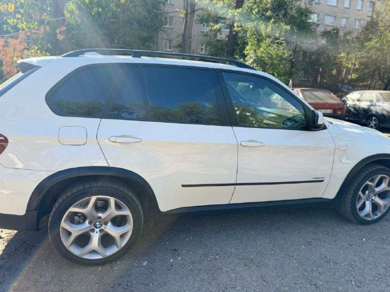 Продам bmw x5 2010 год, 3.0(306 л. С) бензин. Поколение ii (e70) рестайлинг.
Машина в идеальном состоянии, с одним крашеным элементом, как новая. Комплектация - автоматический доводчик дверей, память сидений, сидение ломайки, большой монитор, черный потолок, паркетники, bi led модули ( свет шикарный ).

Пробег 225 т

Цена 2350000 торг будет с реальным покупателем возле автомобиля.
Г. Луганск + 7 959 101 7770 все вопросы интересующие по телефону.

Передние шины 255/55 r18, задние шины 255/55 r18, нагнетатель турбина, объем 3.0 л, мощность 306 л. С. , расход 10,1 л, трансмиссия акпп, привод полный (4wd), кол-во мест 5 мест, клиренс 222 мм, объем багажника 620 л.

Имеется информационно-развлекательная система idrive с 6,5-дюймовым дисплеем или 8,8-дюймовым (в сочетании с навигационной системой professional). Предлагаемые опции добавляют электропривод и подогрев, а также вентиляцию передних сидений, подогрев рулевого колеса, 4-зонный автоматический кондиционер, панорамную стеклянную крышу, электропривод крышки багажного отделения и автоматический доводчик дверей. Предусмотрены cd-чейнджер и usb интерфейс, задняя развлекательная система и тюнер для приема аналогового и цифрового телевидения.

Объем багажника — 620 литров, сложенные задние сиденья (40:60) образуют ровную площадку с объемом до 1750 литров. Опционально для bmw x5 доступен третий ряд сидений, спрятанный в пол. Но даже с наличием семи мест, сзади остается около 200 литров грузового пространства.

Имеется система камер бокового обзора, активный круиз-контроль с функцией stop & go. Новые технологии включают также предупреждение о выходе из полосы движения, которая обнаруживает отклонения от курса на скорости не менее 70 км/ч. Доступны также ассистент управления дальним светом и адаптивные фары с освещением поворотов, регулируемым распределение света и адаптивным корректором.

Отлично настроенная подвеска и управляемость, мощный двигатель, люксовое оснащение

Своевременное обслуживание. Непрокуренный салон. Куплена не в кредит. Не участвовала в дтп. - фотография - 1