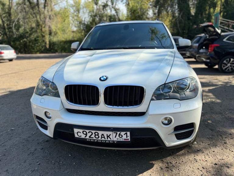 Продам bmw x5 2010 год, 3.0(306 л. С) бензин. Поколение ii (e70) рестайлинг.
Машина в идеальном состоянии, с одним крашеным элементом, как новая. Комплектация - автоматический доводчик дверей, память сидений, сидение ломайки, большой монитор, черный потолок, паркетники, bi led модули ( свет шикарный ).

Пробег 225 т

Цена 2350000 торг будет с реальным покупателем возле автомобиля.
Г. Луганск + 7 959 101 7770 все вопросы интересующие по телефону.

Передние шины 255/55 r18, задние шины 255/55 r18, нагнетатель турбина, объем 3.0 л, мощность 306 л. С. , расход 10,1 л, трансмиссия акпп, привод полный (4wd), кол-во мест 5 мест, клиренс 222 мм, объем багажника 620 л.

Имеется информационно-развлекательная система idrive с 6,5-дюймовым дисплеем или 8,8-дюймовым (в сочетании с навигационной системой professional). Предлагаемые опции добавляют электропривод и подогрев, а также вентиляцию передних сидений, подогрев рулевого колеса, 4-зонный автоматический кондиционер, панорамную стеклянную крышу, электропривод крышки багажного отделения и автоматический доводчик дверей. Предусмотрены cd-чейнджер и usb интерфейс, задняя развлекательная система и тюнер для приема аналогового и цифрового телевидения.

Объем багажника — 620 литров, сложенные задние сиденья (40:60) образуют ровную площадку с объемом до 1750 литров. Опционально для bmw x5 доступен третий ряд сидений, спрятанный в пол. Но даже с наличием семи мест, сзади остается около 200 литров грузового пространства.

Имеется система камер бокового обзора, активный круиз-контроль с функцией stop & go. Новые технологии включают также предупреждение о выходе из полосы движения, которая обнаруживает отклонения от курса на скорости не менее 70 км/ч. Доступны также ассистент управления дальним светом и адаптивные фары с освещением поворотов, регулируемым распределение света и адаптивным корректором.

Отлично настроенная подвеска и управляемость, мощный двигатель, люксовое оснащение

Своевременное обслуживание. Непрокуренный салон. Куплена не в кредит. Не участвовала в дтп. - фотография - 4
