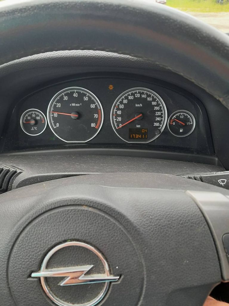 Продам автомобиль д-класса, автомобиль в донецке, буденновский район. Опель вектра с, в кузове универсал, 2007 г. С лучшим двигателем от опель - сааб - z20net. 2 литра 175 л. С. С 6 ти. Ст. Мкпп. Автомобиль из швейцарии, реагентов и соли не видел. Кузов оцинкованный, ровный, без ржавчины и гнили. Салон чистый, комбинированный, не затертый, в машине не курили. Пробег честный. Едет бодро, довезет куда надо. Не коптит, не троит. Расход по городу 10л на 100 км, по трассе 6.3.л. Мощности всегда хватает и в городе и по трассе. Автомобиль полностью обслужен, до мелочей. Все работает штатно, на то не экономил. Кому нужен автомобиль с большим салоном и багажником-звоните. Цена 999000р. Тел. +7(949)332-44-50 александр васильевич. - фотография - 8