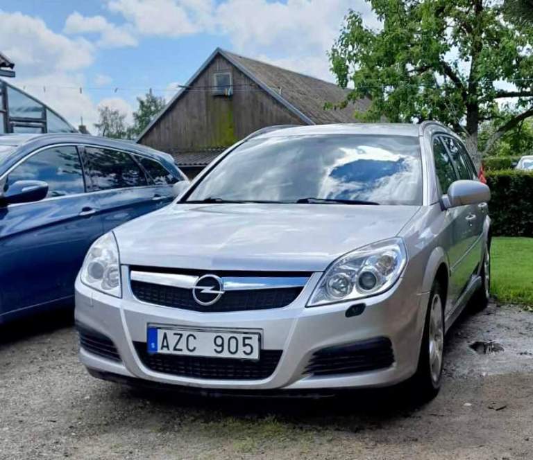 Продам автомобиль д-класса, автомобиль в донецке, буденновский район. Опель вектра с, в кузове универсал, 2007 г. С лучшим двигателем от опель - сааб - z20net. 2 литра 175 л. С. С 6 ти. Ст. Мкпп. Автомобиль из швейцарии, реагентов и соли не видел. Кузов оцинкованный, ровный, без ржавчины и гнили. Салон чистый, комбинированный, не затертый, в машине не курили. Пробег честный. Едет бодро, довезет куда надо. Не коптит, не троит. Расход по городу 10л на 100 км, по трассе 6.3.л. Мощности всегда хватает и в городе и по трассе. Автомобиль полностью обслужен, до мелочей. Все работает штатно, на то не экономил. Кому нужен автомобиль с большим салоном и багажником-звоните. Цена 999000р. Тел. +7(949)332-44-50 александр васильевич. - фотография - 2