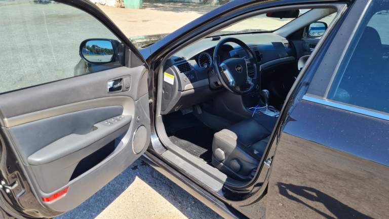 Сhevrolet epica lt - 2010г рестайлинг
Объем двигателя 2.5л
Коробка автомат
Пробег 221тыс. Км. - 300% родной.
-Климат контроль
-Кожаный салон
-Круиз контроль
-Подогрев передних сидений
-Подогрев зеркал заднего вида
-Задний парктроник
-Установлено гбо (на пробеге 100тыс. Км).
-Полноразмерная запаска на литом диске
Просторный салон. Очень комфортный автомобиль на дальние поездки.
В классе d, в этой ценовой категории, одногодок у нее нет в конкурентах.
Машина эксплуатировалась очень бережно. Стоят еще родные шаровые опоры. Катализатор на месте. Двигатель работает ровно. Не дымит, масло не берет. Акпп не пинается.
С автосалона в одних руках. Машина чистая и ухоженная.
Все менялось своевременно, то проходила только с качественными расходниками.
Из замечаний: нужно заменить разъем подушки безопасности под водительским сидением (больное место этих машин). Поцарапан задний бампер (на фото не видно).
Телефон: +79493119279
Цена: 780 000 руб. - фотография - 22