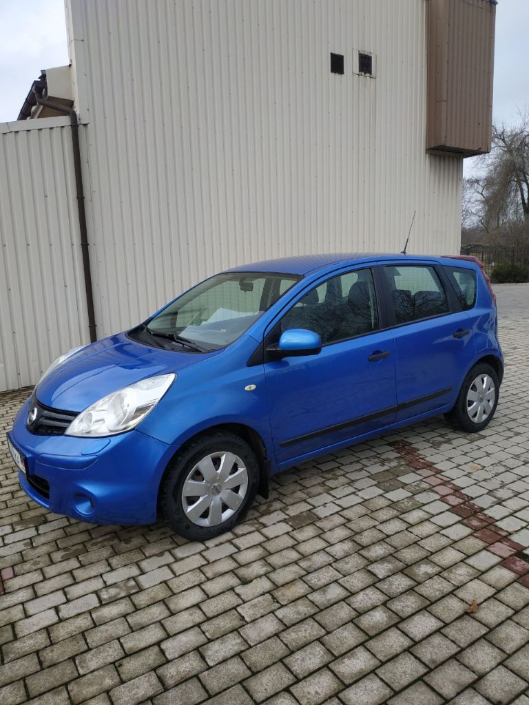 Продам автомобиль nissan note 2010 года, в хорошем состоянии, 237000 пробег родной, ходовая вся замена, кондиционер, передние электростеклоподъёмники, подогрев зеркал и сидений, в комплекте летняя резина на дисках, цена 650000 рублей. Документы в порядке, один собственник. Обращайтесь по телефону +79493602361 наталья. - фотография - 1