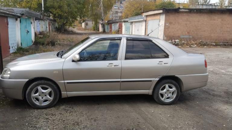 Продам чери амулет а15 -2008года пробег 95000км. Кузов норма без жучков и ржавчины. Мотор 1.6 работает ровно масло не берет. Кпп5 механическая не хрустит не выбивает. Салон ухоженный гаражное хранение. Комплектация-гур -бортовой компьютер-авс- 4 стеклоподьемника- подогрев зеркал-центральный замок-2 комплекта резины на титанах - хорошая музыка- большой багажник. В дтп не была без штрафов и арестов. Я хозяин по техпаспорту. Осмотр в макеевке. Цена 320000руб-торг никто не отменял. Страховка оформленана 1 год в подарок. Тел-+79494031064. - фотография - 4