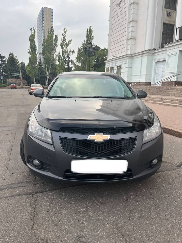 Продам chevrolet cruze 2010 г. В. , с обьемом 1.8 мкпп, пробег 192.000 км. Состояние хорошее. Масло менялось каждые 5 тысяч. За машиной следили. Я собственник, местный учет. Новая зимняя и летняя резины. Цена 599000тыс рос. Руб, торг приветствуется, все вопросы по телефону +79497025784. - фотография - 1