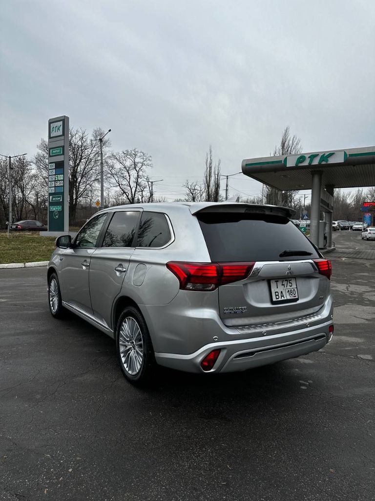 Mitsubishi outlander
2019 • Внедорожник 5 дв. Iii рестайлинг 3
Правый руль
Пробег 62 000
Гибрид-плагин, подзаряжается от сети 220 в.
На чистой электротяге проезжает 50 км.
Расход топлива от 0 до 6,5 л.
В авто 3 двигателя, в сумме - 300 лошадей.
Птс - 128 лошадей по двс,
Продвинутый полный привод, отсутствуют карданы, раздатки.
Есть wi-fi.
Через приложение управляются климат-контроль, подзарядка и т. Д.
Эксклюзивная машина для того, кто хочет выделяться в толпе. Непрокуренный салон. Куплена не в кредит. Своевременное обслуживание.
Торг - обоснованный у капота.
Авто чистый по документам, находится на учете рф, vin япония.
Машина сделана для внутреннего рынка японии.
Цена 2.650.000.
Вопросы по номеру тлф +79495041522 александр - фотография - 6