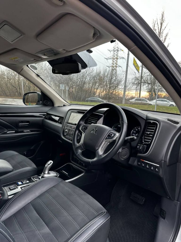 Mitsubishi outlander
2019 • Внедорожник 5 дв. Iii рестайлинг 3
Правый руль
Пробег 62 000
Гибрид-плагин, подзаряжается от сети 220 в.
На чистой электротяге проезжает 50 км.
Расход топлива от 0 до 6,5 л.
В авто 3 двигателя, в сумме - 300 лошадей.
Птс - 128 лошадей по двс,
Продвинутый полный привод, отсутствуют карданы, раздатки.
Есть wi-fi.
Через приложение управляются климат-контроль, подзарядка и т. Д.
Эксклюзивная машина для того, кто хочет выделяться в толпе. Непрокуренный салон. Куплена не в кредит. Своевременное обслуживание.
Торг - обоснованный у капота.
Авто чистый по документам, находится на учете рф, vin япония.
Машина сделана для внутреннего рынка японии.
Цена 2.650.000.
Вопросы по номеру тлф +79495041522 александр - фотография - 5