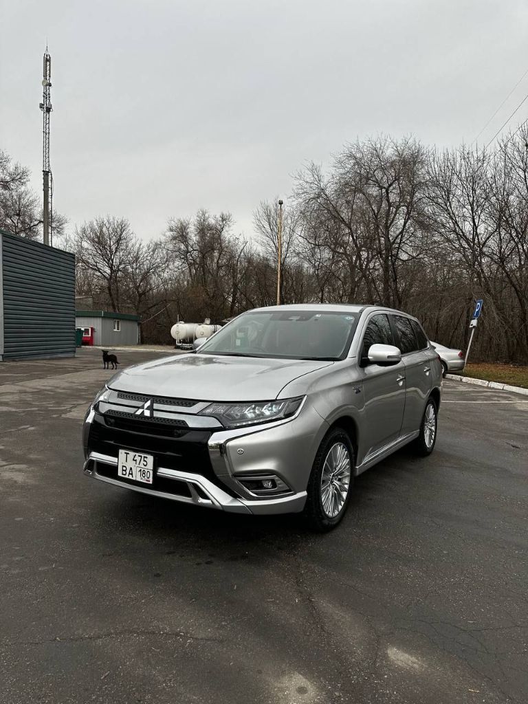 Mitsubishi outlander
2019 • Внедорожник 5 дв. Iii рестайлинг 3
Правый руль
Пробег 62 000
Гибрид-плагин, подзаряжается от сети 220 в.
На чистой электротяге проезжает 50 км.
Расход топлива от 0 до 6,5 л.
В авто 3 двигателя, в сумме - 300 лошадей.
Птс - 128 лошадей по двс,
Продвинутый полный привод, отсутствуют карданы, раздатки.
Есть wi-fi.
Через приложение управляются климат-контроль, подзарядка и т. Д.
Эксклюзивная машина для того, кто хочет выделяться в толпе. Непрокуренный салон. Куплена не в кредит. Своевременное обслуживание.
Торг - обоснованный у капота.
Авто чистый по документам, находится на учете рф, vin япония.
Машина сделана для внутреннего рынка японии.
Цена 2.650.000.
Вопросы по номеру тлф +79495041522 александр - фотография - 8