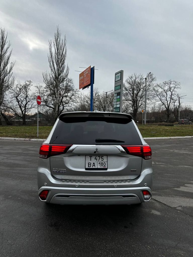 Mitsubishi outlander
2019 • Внедорожник 5 дв. Iii рестайлинг 3
Правый руль
Пробег 62 000
Гибрид-плагин, подзаряжается от сети 220 в.
На чистой электротяге проезжает 50 км.
Расход топлива от 0 до 6,5 л.
В авто 3 двигателя, в сумме - 300 лошадей.
Птс - 128 лошадей по двс,
Продвинутый полный привод, отсутствуют карданы, раздатки.
Есть wi-fi.
Через приложение управляются климат-контроль, подзарядка и т. Д.
Эксклюзивная машина для того, кто хочет выделяться в толпе. Непрокуренный салон. Куплена не в кредит. Своевременное обслуживание.
Торг - обоснованный у капота.
Авто чистый по документам, находится на учете рф, vin япония.
Машина сделана для внутреннего рынка японии.
Цена 2.650.000.
Вопросы по номеру тлф +79495041522 александр - фотография - 4