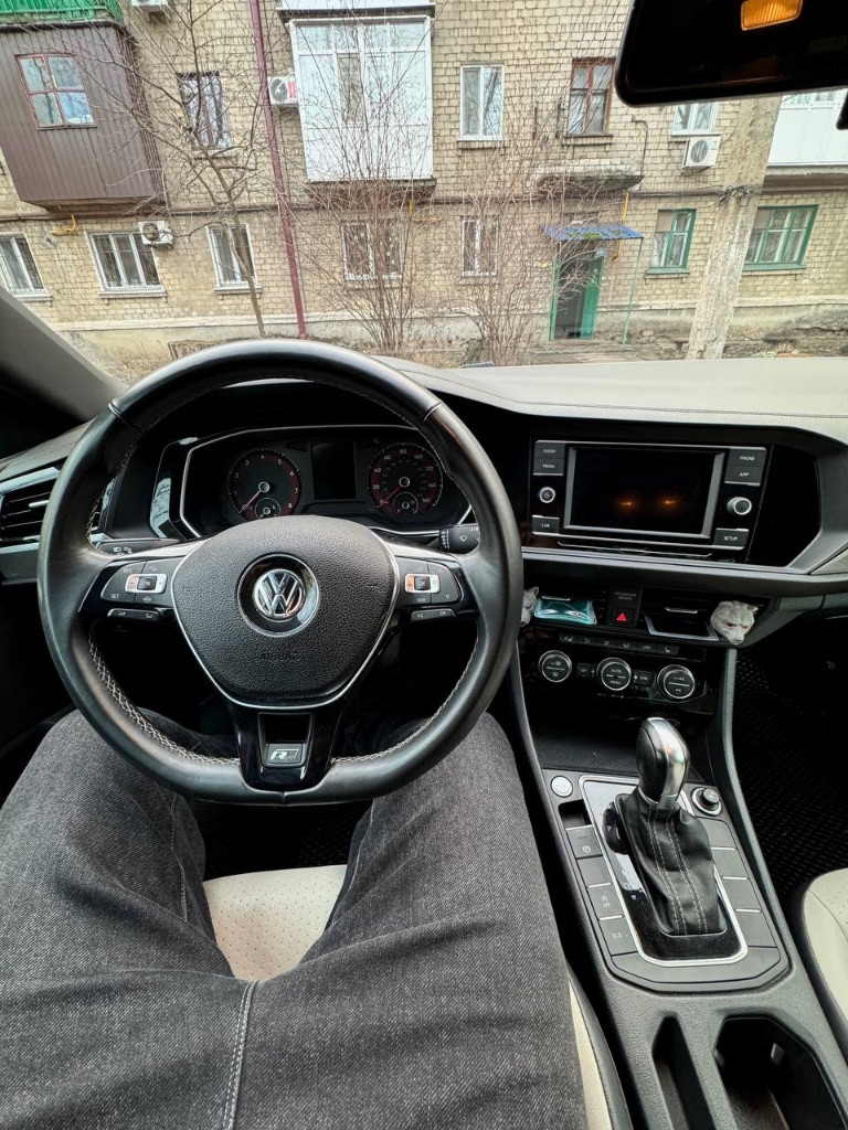 ✅ Vw jetta 7 r-line
✅ 2019 Года выпуска
✅ Пробег 50 тыс. Км.
✅ 1,4 Tsi, 8-ми ст. Акпп

Автомобиль в идеальном состоянии.
Полностью обслужен. Вложений никаких не требует от слова совсем! Был пригнан в 2023 году. Я собственник. Летом 2024 года поставил усиленный аккумулятор. В сентябре 2024 года, отполирована, и нанесена керамика.
Покрашены диски в черный мат. Салон нового автомобиля! Масло лил vag 0w-20.

Предмаксимальная комплектация: двух-зонный климат контроль, круиз контроль, датчики слепых зон, кожаный салон, черный потолок, подогрев сидений (передних, задних) и руля, камера заднего вида, система предотвращения столкновения, подсветка при воротах, электо-люк, мультимедиа composition media mib2, (8 динамиков), мультируль,
Led-оптика.
Панорама.
Бесключевой доступ, кнопка старт/стоп, автозапуск с ключа, электро-ручник, auto hold.

Диски r-17 с двумя комплектами новой резины (зима, лето) 205/55.

Готов к любым проверкам за ваш счет.
Приезжайте смотрите.

Полное переоформление в мрэо.
Цена: 2.240 🍋 хороший торг возле капота!

Осмотр г. Харцызск
По всем вопросам:
📞+79495312545 Либо в лс. - фотография - 9